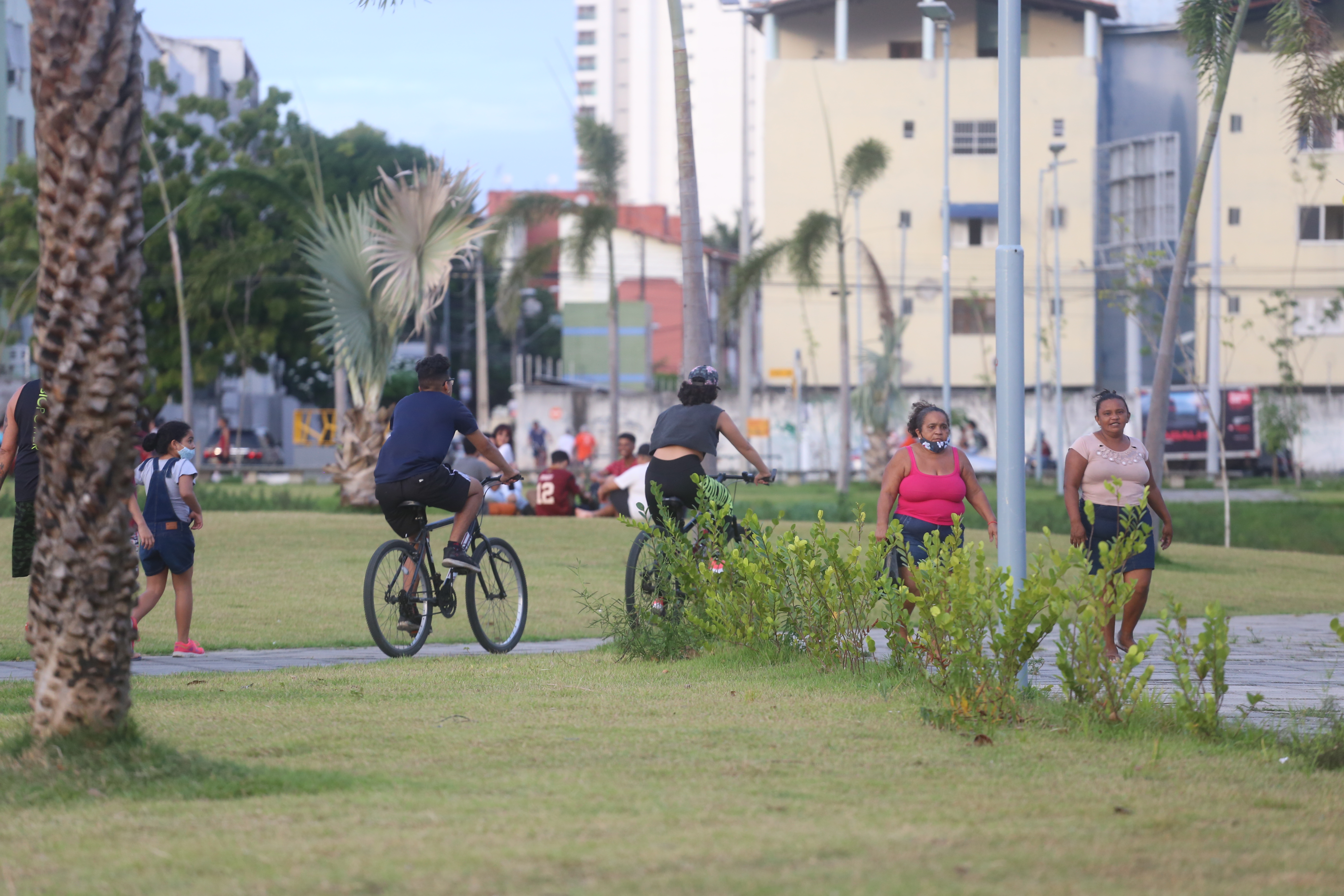 pessoas andando de bicicleta